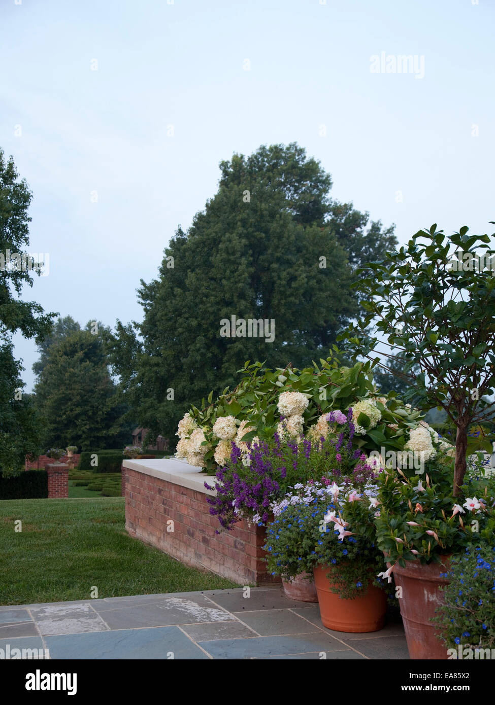 Garten Terrasse und Container auf Landgut Stockfoto