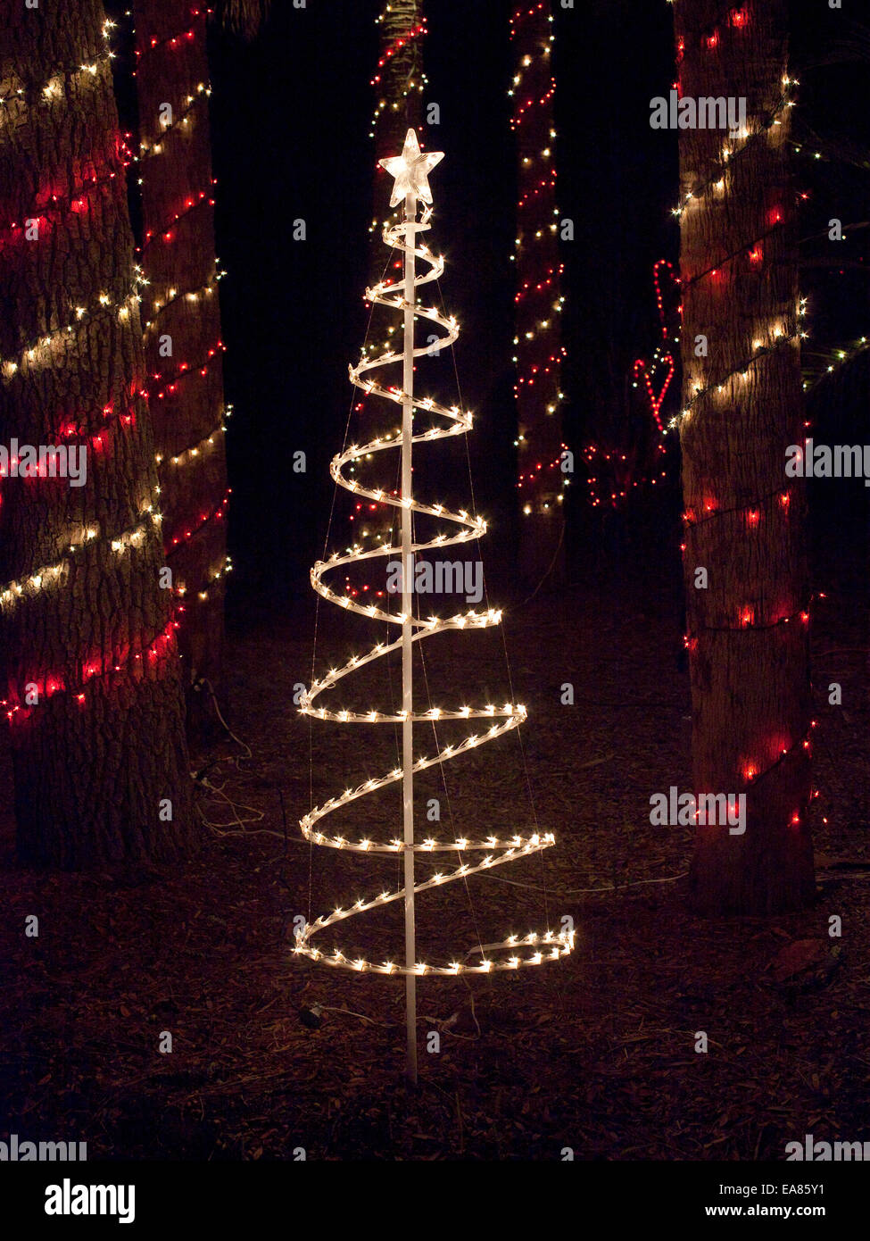 Künstlicher Weihnachtsbaum in der Nacht Stockfoto