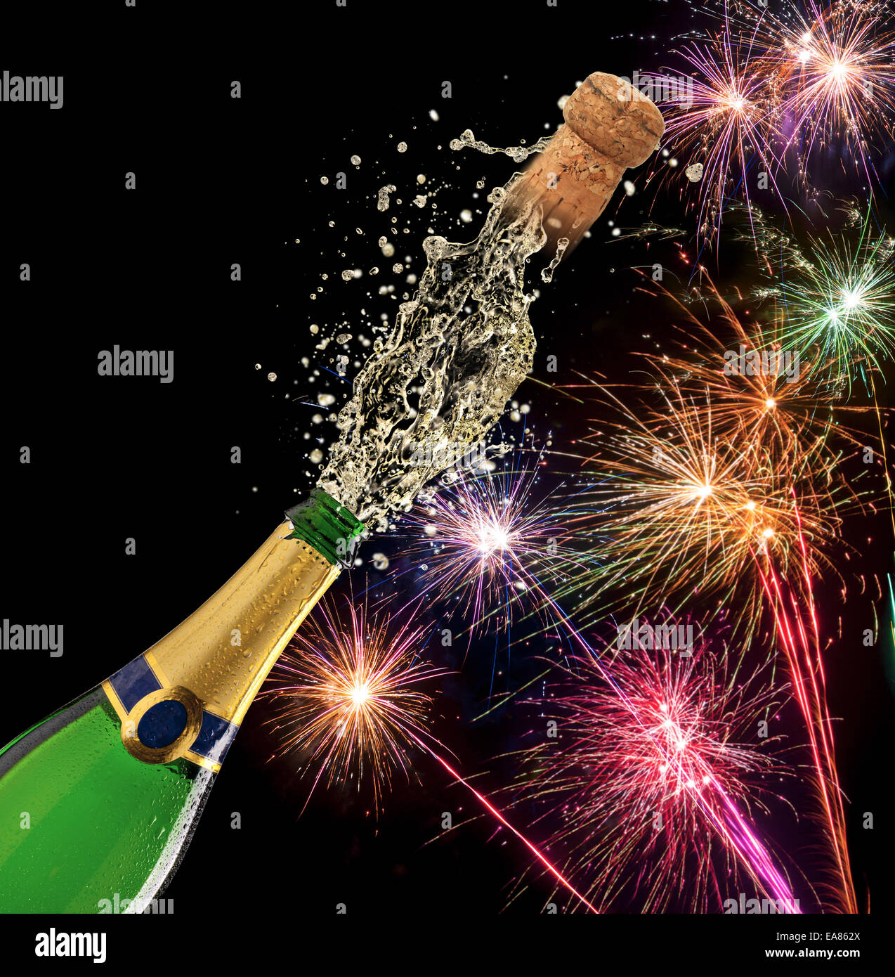 Flasche Champagner mit Splash und Feuerwerk auf schwarzem Hintergrund ...