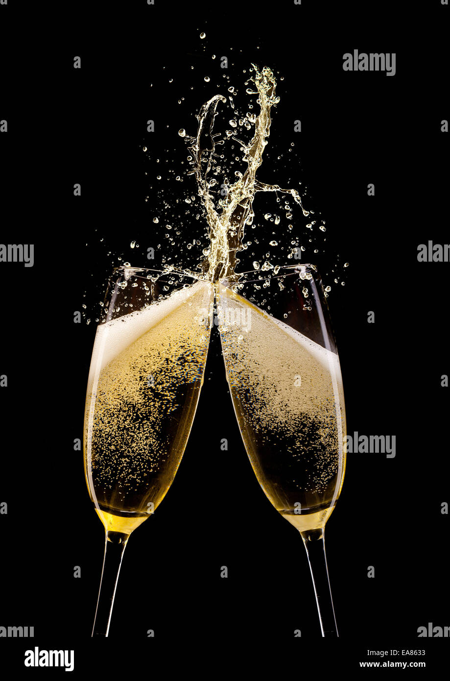 Glas Sekt mit Spritzen, auf schwarzem Hintergrund isoliert Stockfotografie
