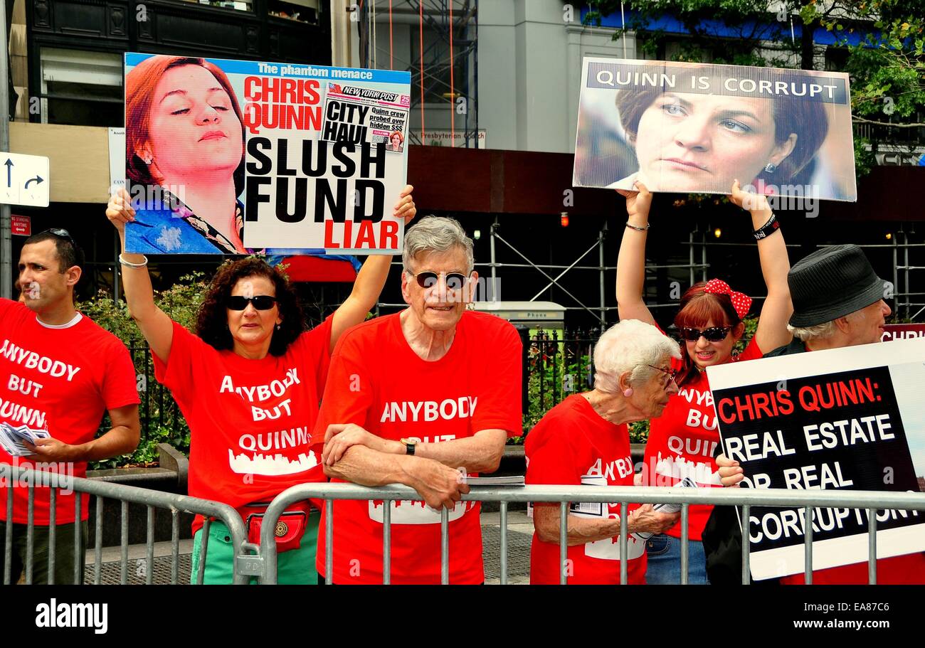 NYC: Demonstranten demonstrieren gegen demokratische Bürgermeisterkandidat Christine Quinn bei einer Kundgebung in Verdi Park Stockfoto