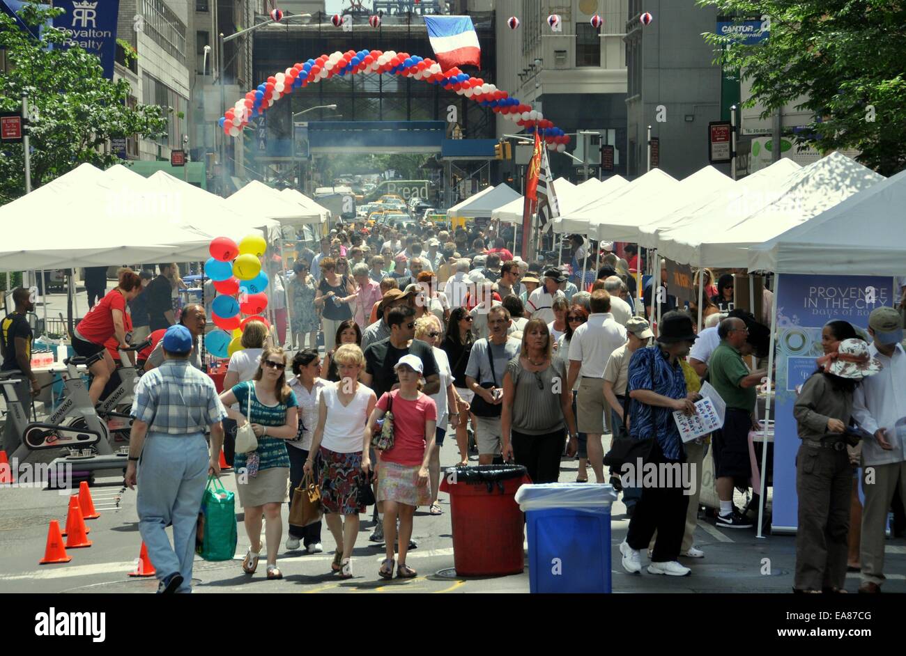 NYC: Das jährliche Festival der französische Nationalfeiertag am East 60th Street zieht große Menschenmengen Stockfoto