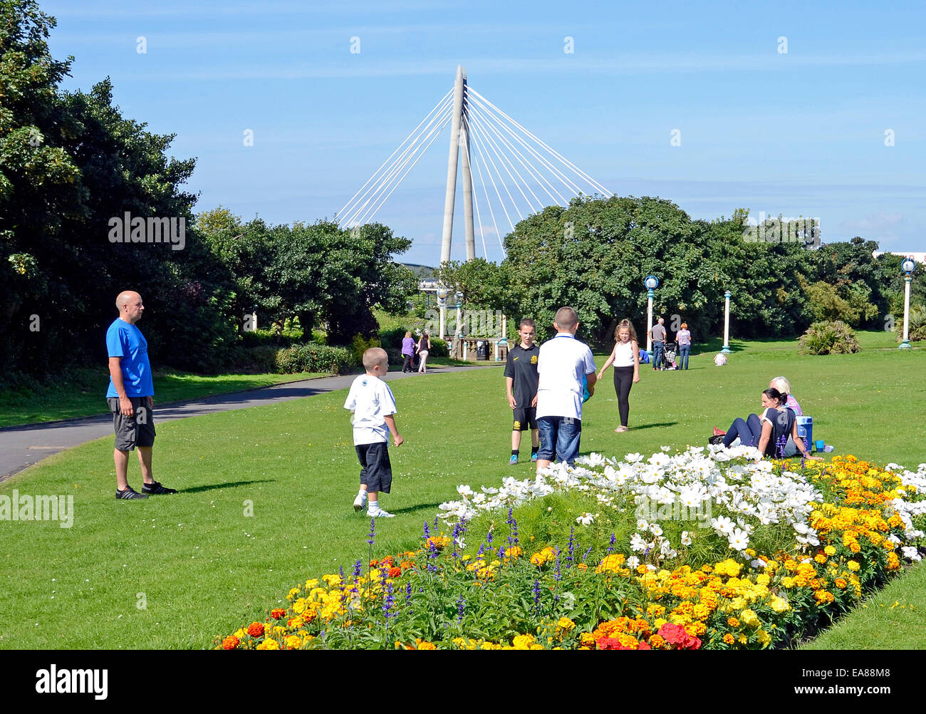 Familie spielen Ball Spiel in the Park in Southport, Lancashire, UK Stockfoto