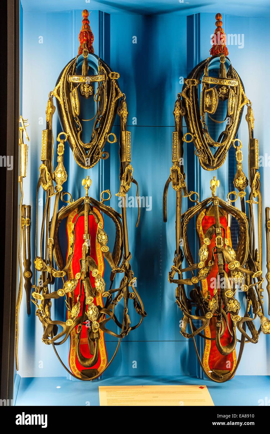 Italien Piemont Venaria Reale 8. November 2014 - Marstall - Ausstellung "The Bucentaur und die königlichen Kutschen" - zwei Paare von Silber Geschirr für Limousinen Gala und große gala Stockfoto