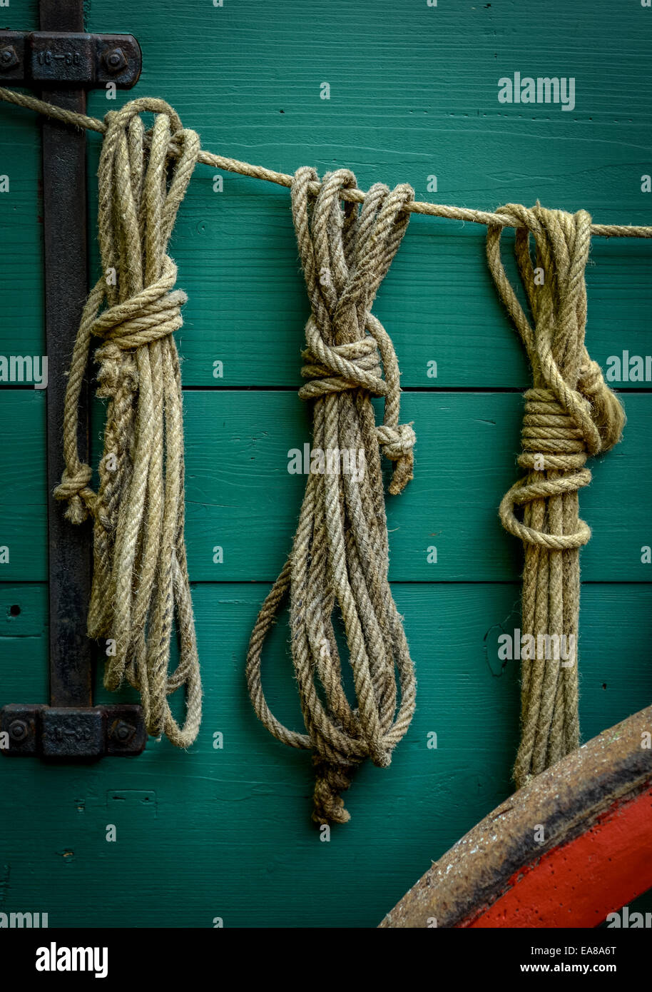 Seile an der Seite eines Wagens Stockfoto