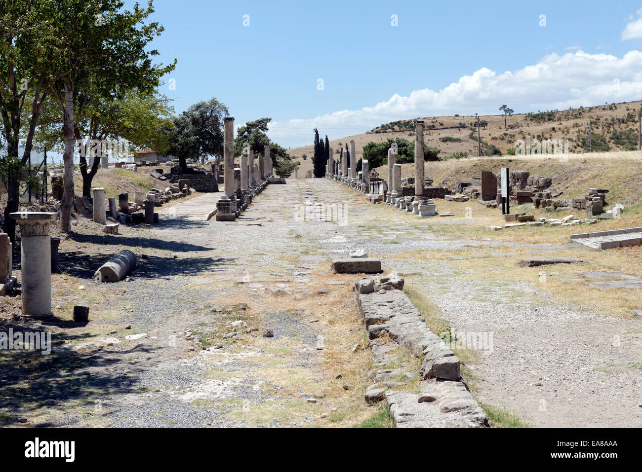 Abschnitt der alten gepflasterten und Kolonnaden Straße bekannt als Via Tecta. Asklepieion. Antike Pergamon, Bergama, Türkei. Die stree Stockfoto