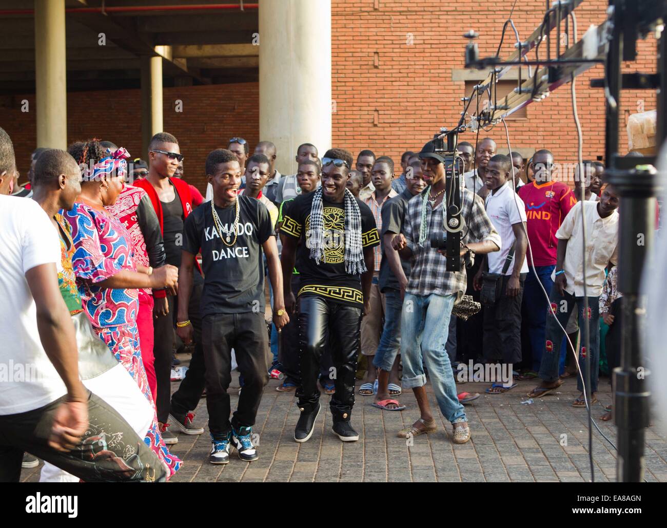 Ouagadougou. 8. November 2014. Die örtliche Musikkapelle cooles Team tanzen für ihre MTV des neuen Albums auf dem Großmarkt in Ouagadougou, 8. November 2014. Bildnachweis: Li Jing/Xinhua/Alamy Live-Nachrichten Stockfoto