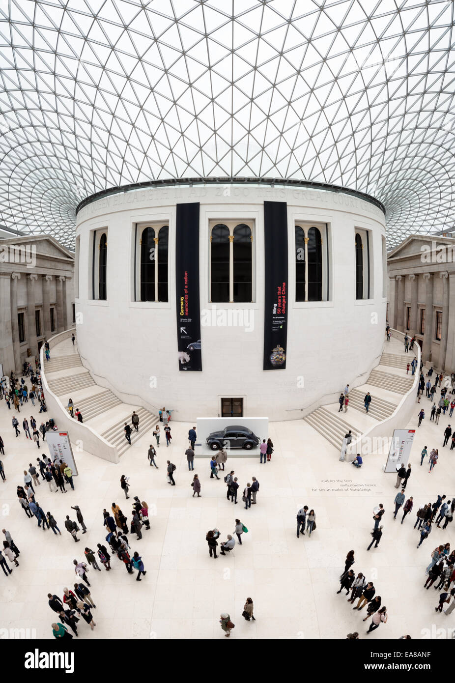 LONDON, GROSSBRITANNIEN - Die markanten Great Court des British Museum in London. Entworfen von Foster & Partners, seine formale Name ist die Queen Elizabeth II Great Court. Es konvertiert der Innenhof des Museums in den größten überdachten Platz in Europa. Es umfasst zwei Hektar, mit dem runden Lesesaal in der Mitte. Stockfoto