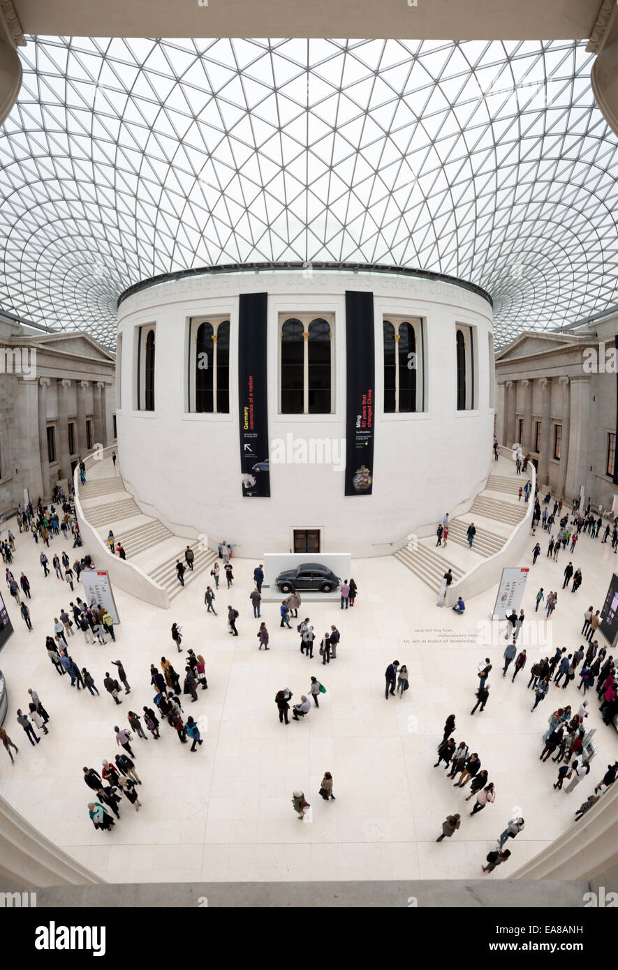 LONDON, GROSSBRITANNIEN - Die markanten Great Court des British Museum in London. Entworfen von Foster & Partners, seine formale Name ist die Queen Elizabeth II Great Court. Es konvertiert der Innenhof des Museums in den größten überdachten Platz in Europa. Es umfasst zwei Hektar, mit dem runden Lesesaal in der Mitte. Stockfoto