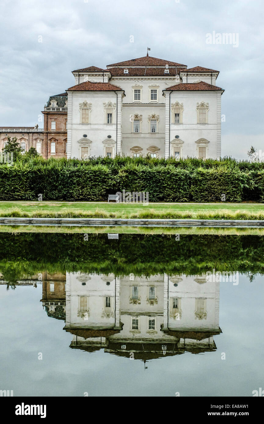 Royal Palace von Venaria Reale, alte Savoy Residenz als Jagdrevier, reflex selbst in das Wasser eines kleinen Sees Stockfoto