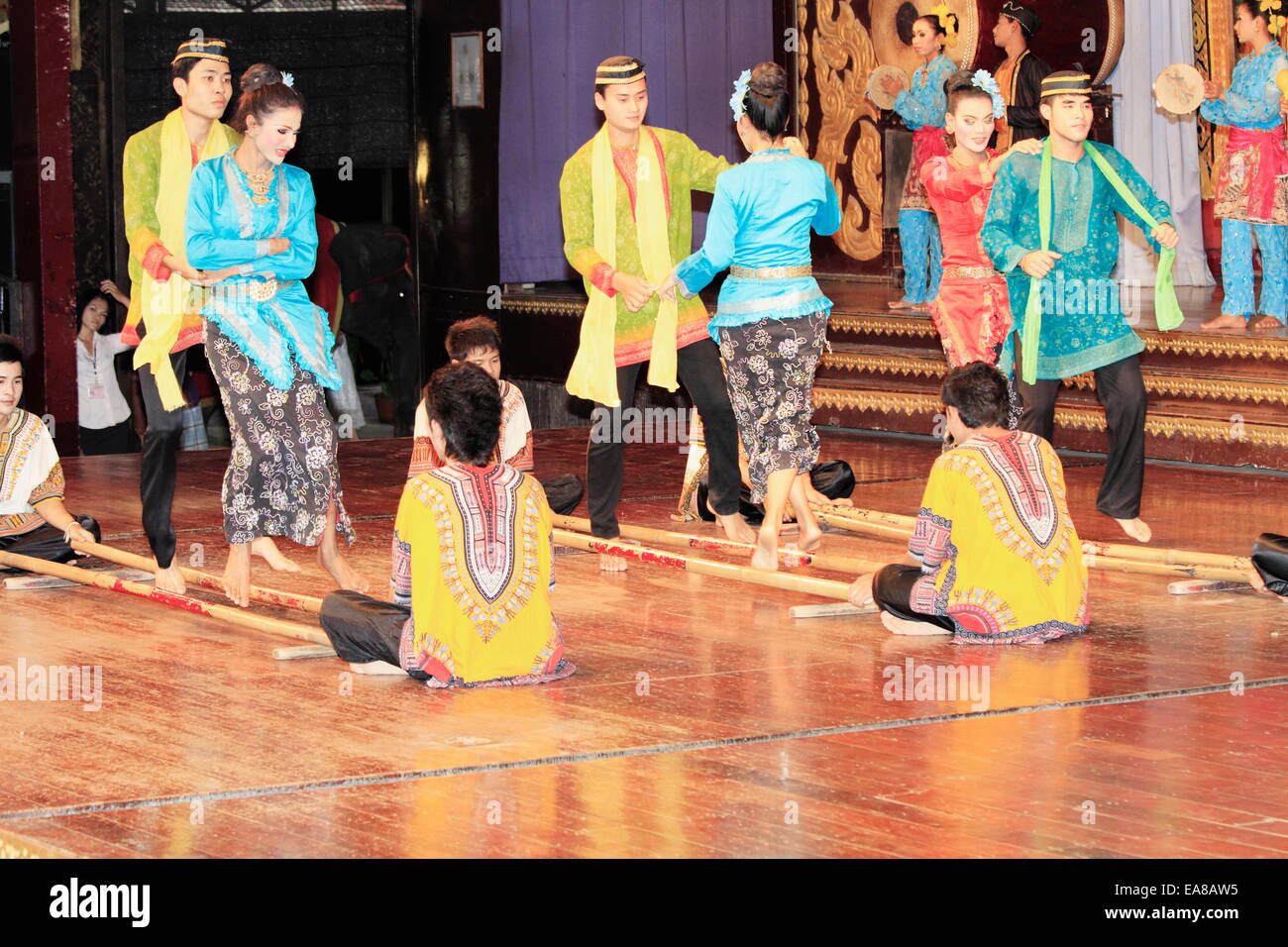 Traditionelle Tänzer Thai (tanzen) auf der Bühne. Bangkok, Thailand Stockfoto