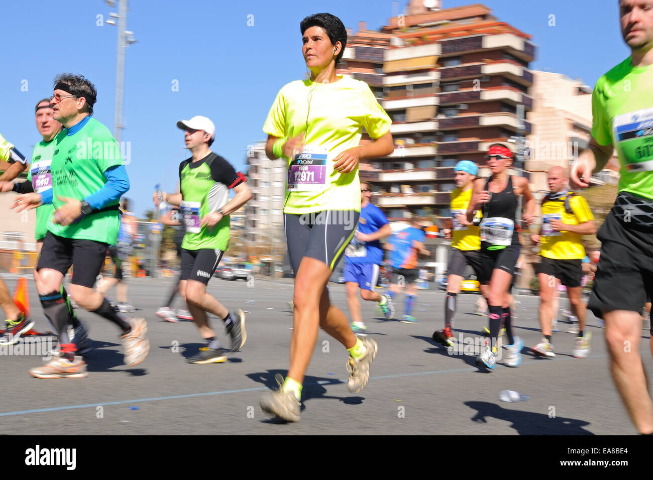 BARCELONA - 16 MAR: Menschen laufen in Zürich-Barcelona-Marathon durch die Straßen der Stadt am 16. März 2014 in Barcelona. Stockfoto