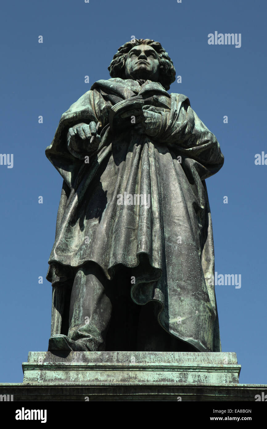 Denkmal für Ludwig van Beethoven vom deutschen Bildhauer Ernst Julius Hähnel auf dem Münsterplatz in Bonn, Deutschland. Stockfoto
