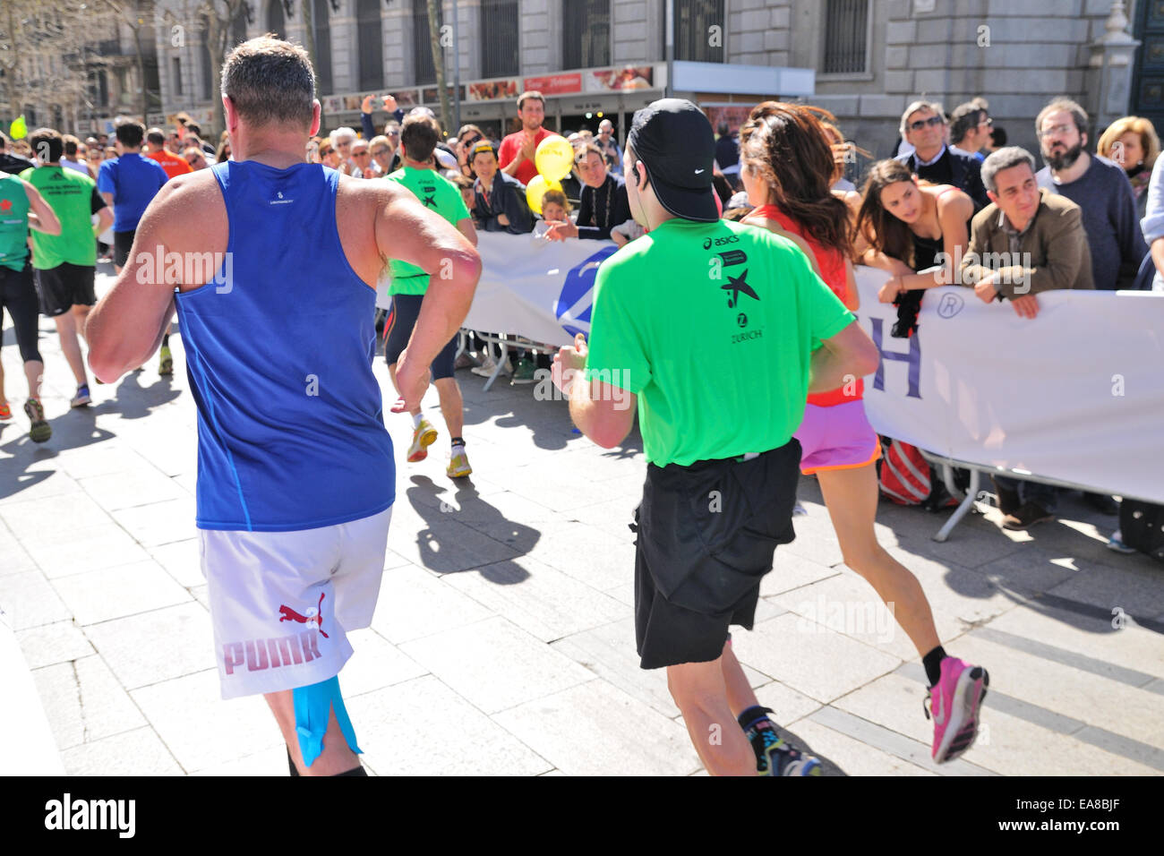 BARCELONA - 16 MAR: Menschen laufen in Zürich-Barcelona-Marathon durch die Straßen der Stadt am 16. März 2014 in Barcelona. Stockfoto