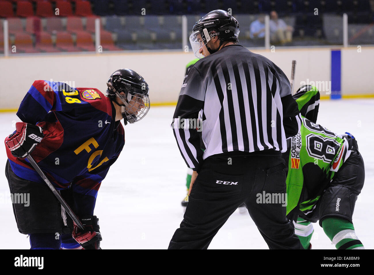 BARCELONA - Mai 11: Der Schiedsrichter in Aktion in der Eishockey-Finale der Copa del Rey (Copa). Stockfoto