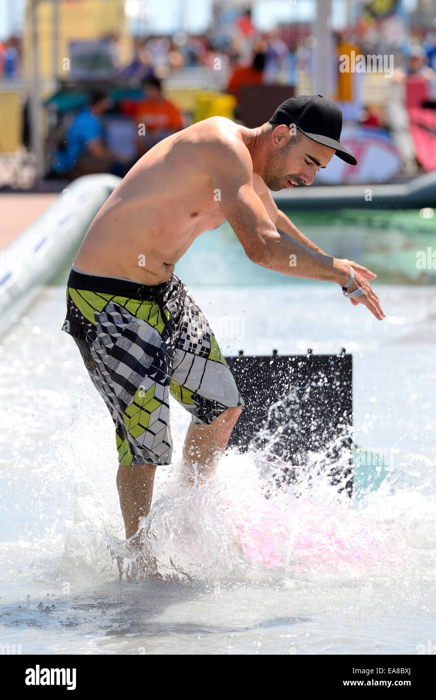 BARCELONA - 29. Juni: Ein Mann, Surfen in einem Pool am LKXA Extreme Sportspiele Barcelona am 29. Juni 2014 in Barcelona, Spanien. Stockfoto
