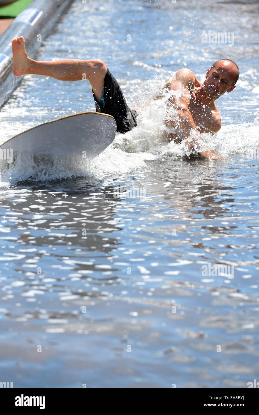 BARCELONA - 29. Juni: Ein Mann, Surfen in einem Pool am LKXA Extreme Sportspiele Barcelona am 29. Juni 2014 in Barcelona, Spanien. Stockfoto