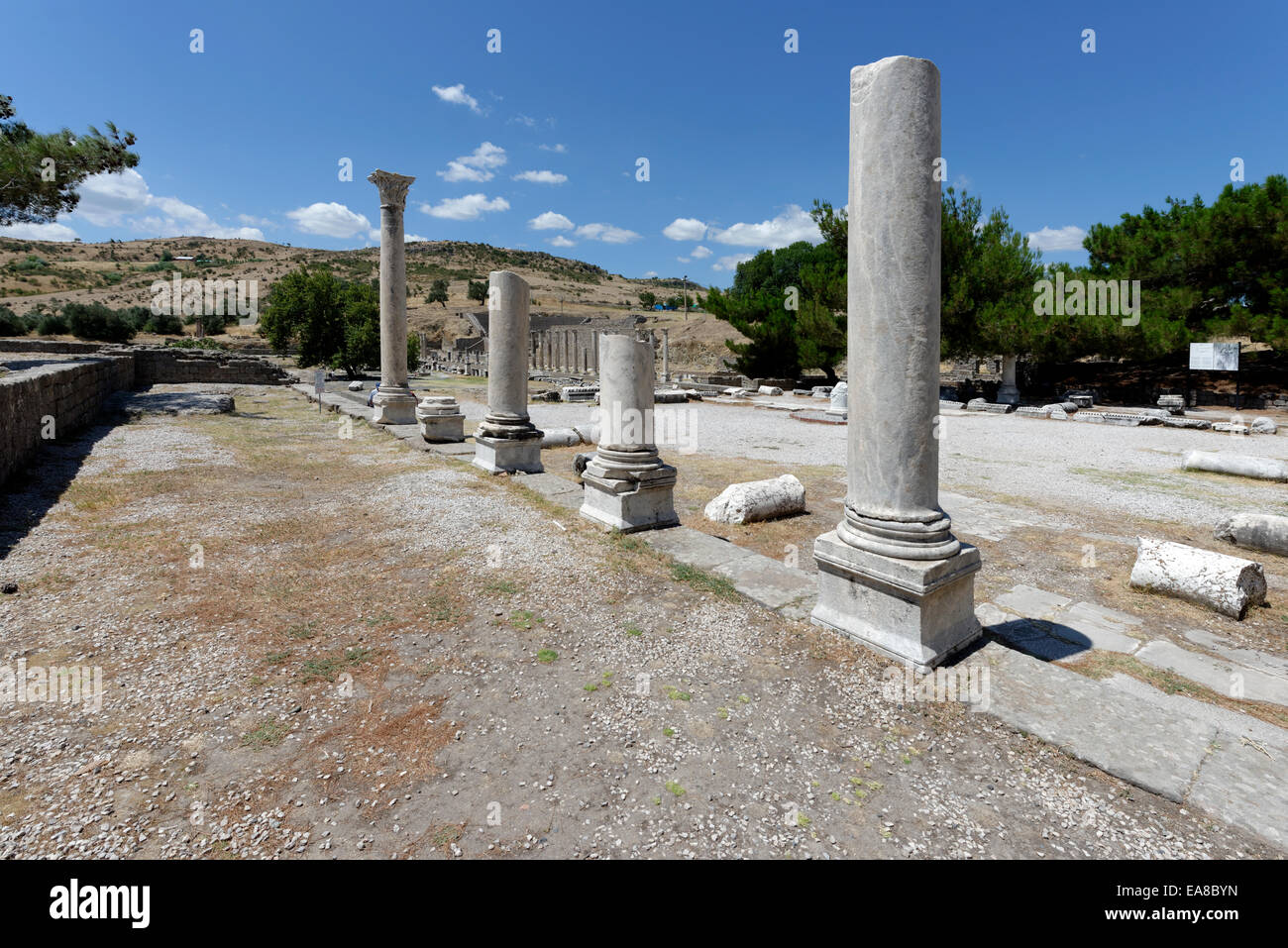 Teil Blick auf den Propylon (Eingang) Innenhof des das Asklepieion. Antike Pergamon, Bergama, Türkei. Gebaut auf den Fundamenten e Stockfoto