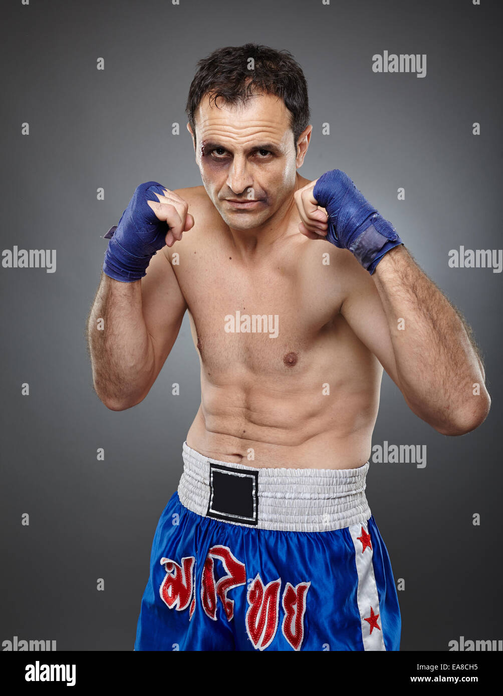 Muay Thai oder Kickbox Kämpfer mit blauen Flecken und Blut auf seinem Gesicht, während eines Spiels Stockfoto