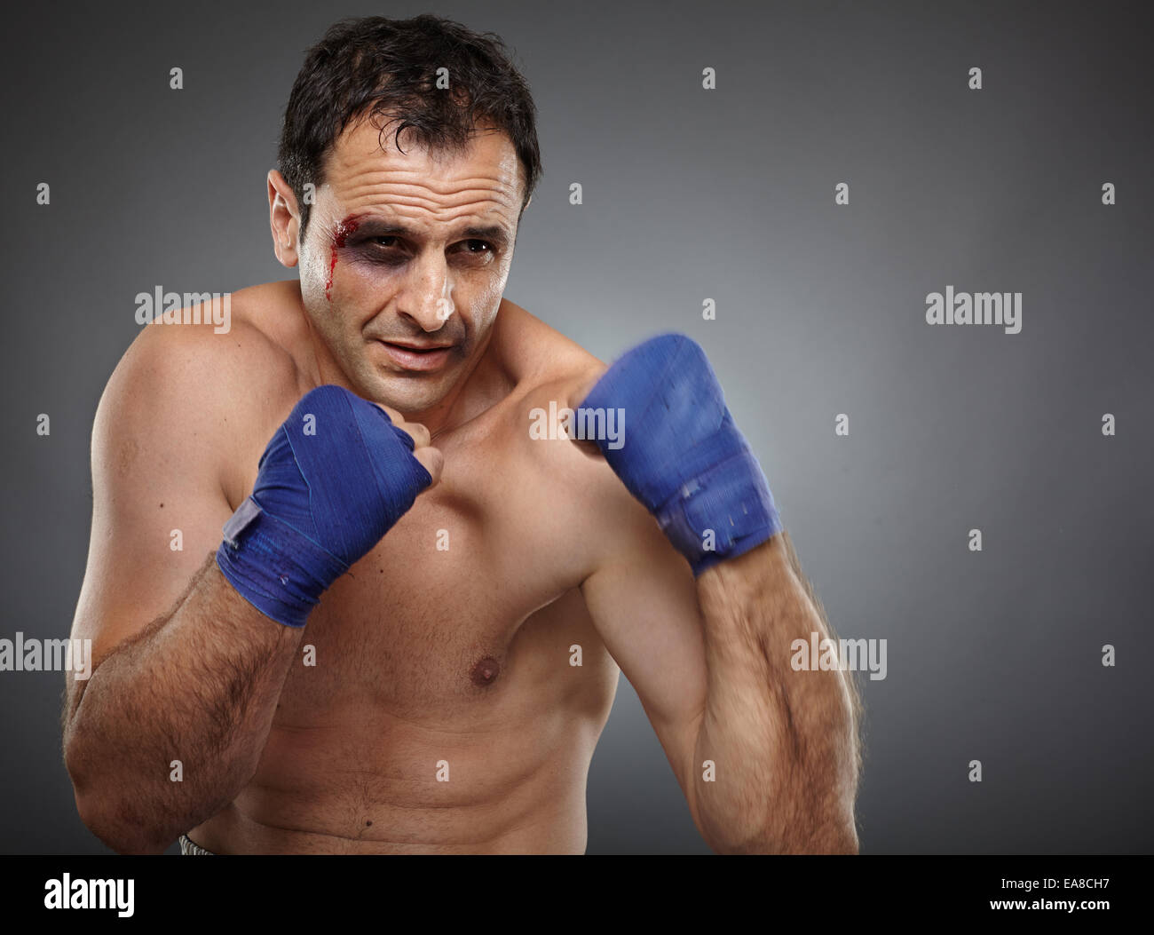 Muay Thai oder Kickbox Kämpfer mit blauen Flecken und Blut auf seinem Gesicht, während eines Spiels Stockfoto
