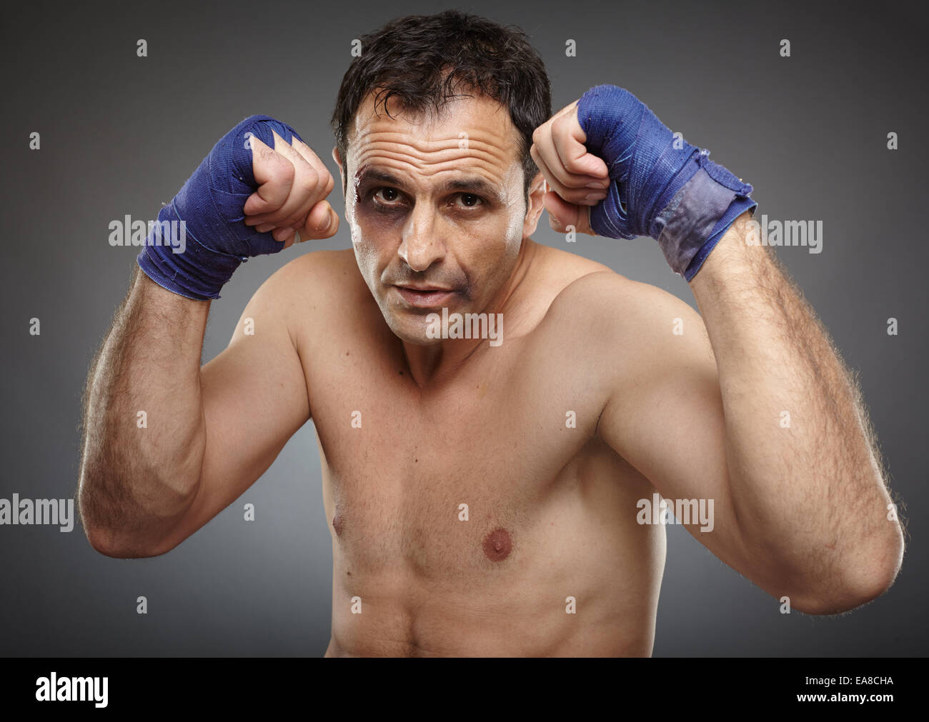 Muay Thai oder Kickbox Kämpfer mit blauen Flecken und Blut auf seinem Gesicht, während eines Spiels Stockfoto
