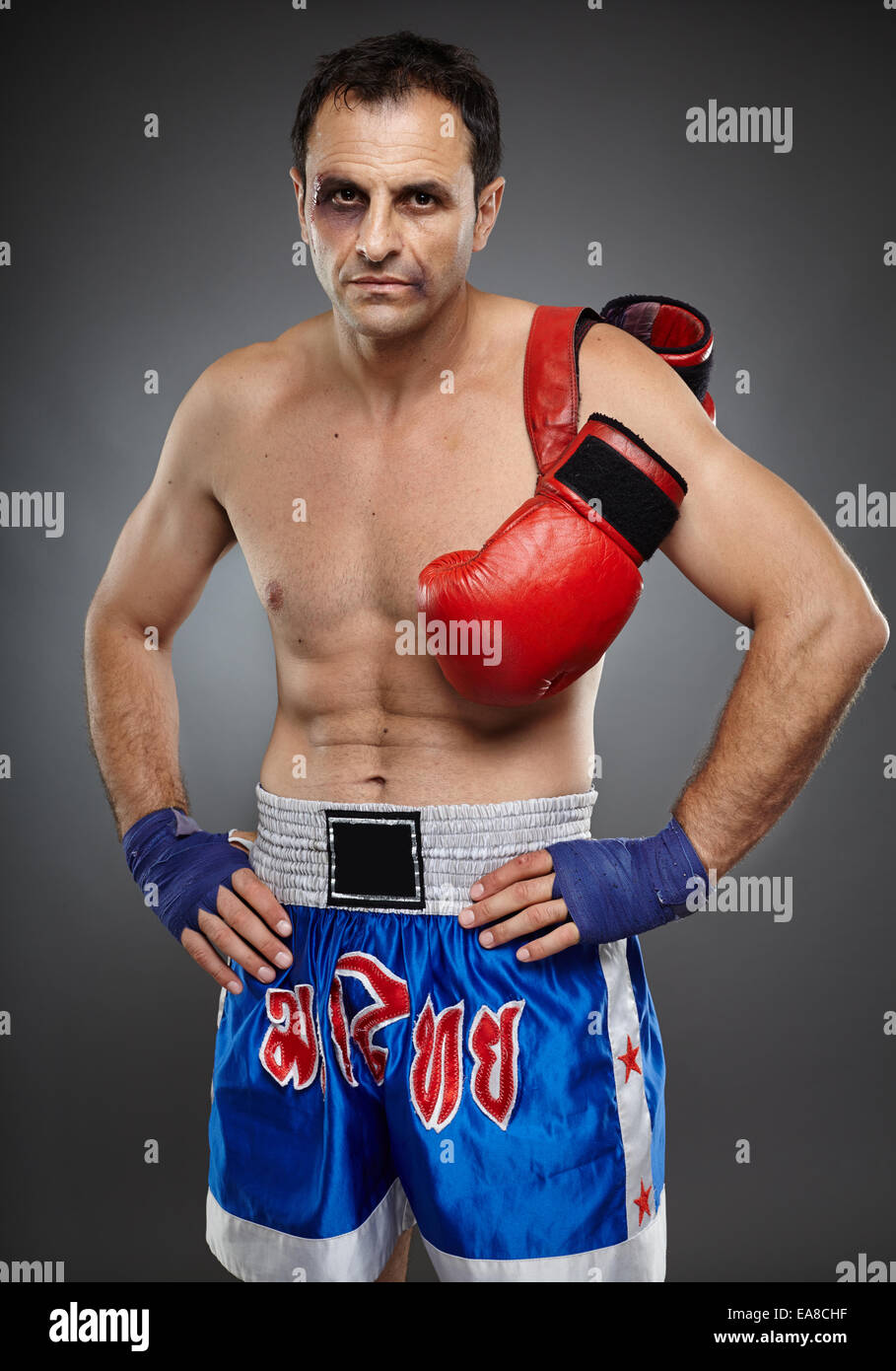 Kickbox-Kämpfer mit blauen Flecken und Narben nach ein schwieriges Spiel Stockfoto