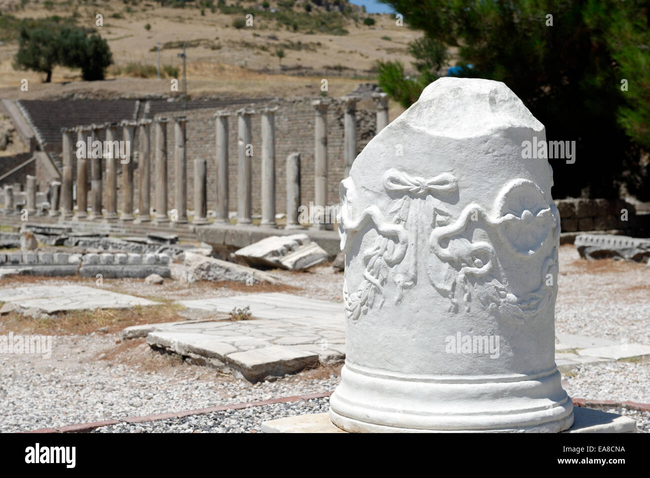 Reich verzierten Altar aus Marmor in der Mitte des Hofes von dem Asklepieion Propylon (Eingang). Antike Pergamon, Bergama, Türkei. BU Stockfoto