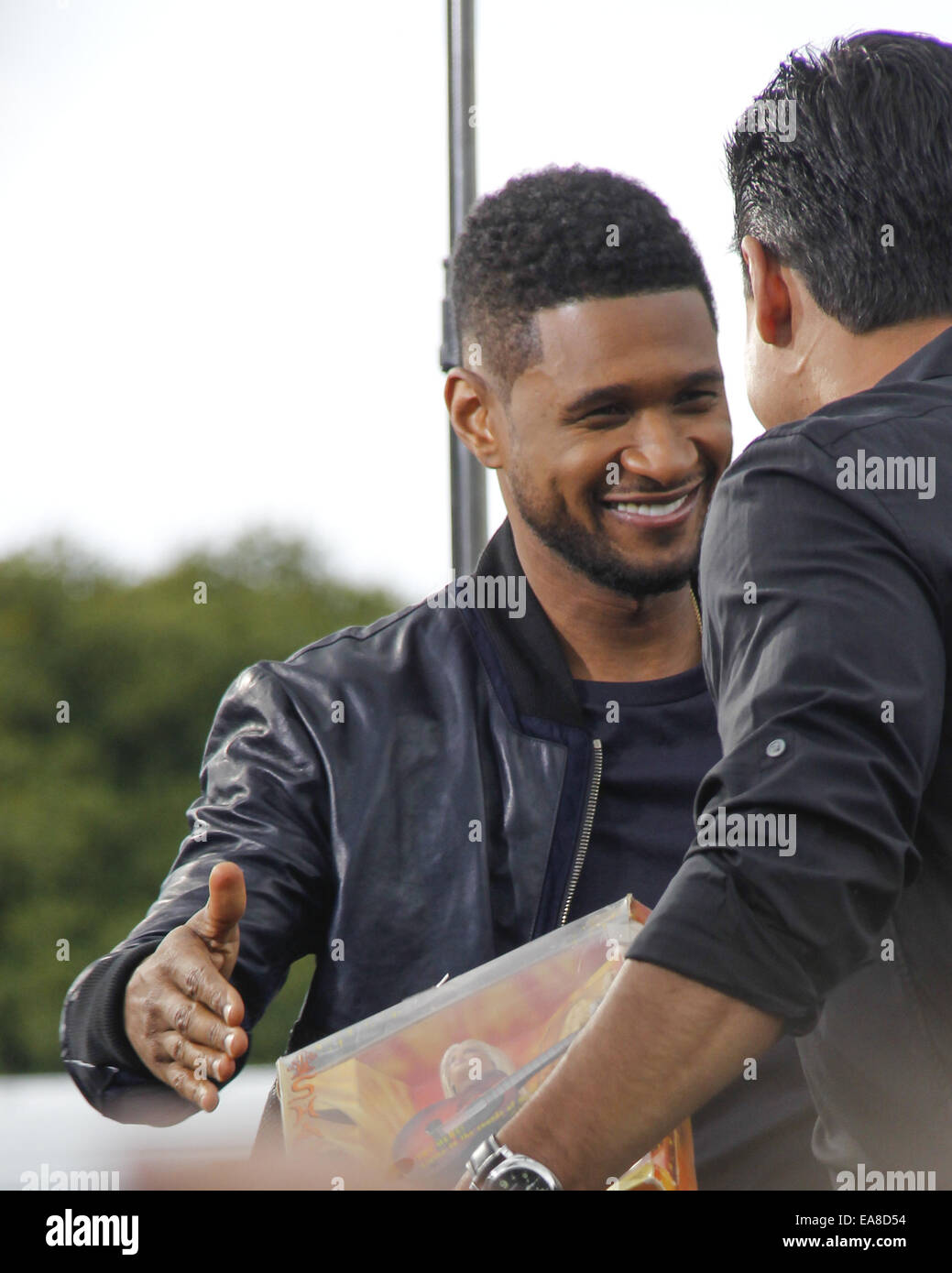 Besetzung von der Stimme Gast auf Extra mit: Usher wo: Universal City, Kalifornien, USA bei: 6. Mai 2014 Stockfoto