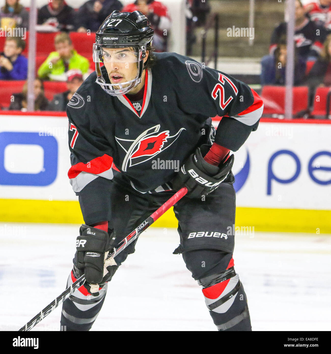Raleigh, North Carolina, USA. 7. November 2014. Carolina Hurricanes Verteidiger Justin Faulk (27) während der NHL-Spiel zwischen den Columbus Blue Jackets und den Carolina Hurricanes in der PNC-Arena. Die Carolina Hurricanes besiegte den Columbus Blue Jackets 3: 2 in der Overtime. Bildnachweis: Andy Martin Jr./ZUMA Draht/Alamy Live-Nachrichten Stockfoto