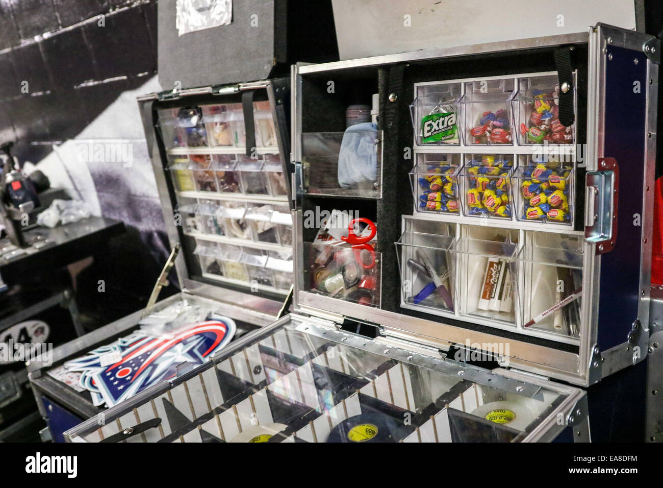 Raleigh, North Carolina, USA. 7. November 2014. Columbus Blue Jackets Ausrüstung während der NHL-Spiel zwischen den Columbus Blue Jackets und den Carolina Hurricanes in der PNC-Arena. Die Carolina Hurricanes besiegte den Columbus Blue Jackets 3: 2 in der Verlängerung 3: 0. Bildnachweis: Andy Martin Jr./ZUMA Draht/Alamy Live-Nachrichten Stockfoto