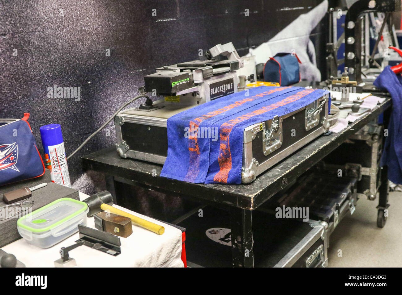 Raleigh, North Carolina, USA. 7. November 2014. Columbus Blue Jackets Ausrüstung während der NHL-Spiel zwischen den Columbus Blue Jackets und den Carolina Hurricanes in der PNC-Arena. Die Carolina Hurricanes besiegte den Columbus Blue Jackets 3: 2 in der Verlängerung 3: 0. Bildnachweis: Andy Martin Jr./ZUMA Draht/Alamy Live-Nachrichten Stockfoto