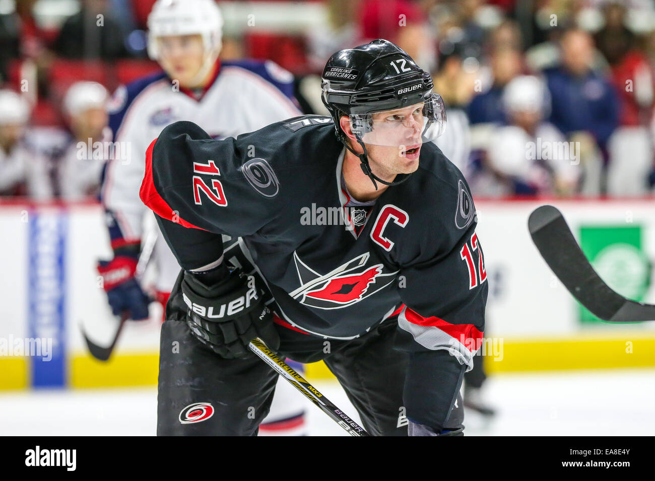 Raleigh, North Carolina, USA. 7. November 2014. Carolina Hurricanes center Eric Staal (12) während der NHL-Spiel zwischen den Columbus Blue Jackets und den Carolina Hurricanes in der PNC-Arena. Die Carolina Hurricanes besiegte den Columbus Blue Jackets 3: 2 in der Overtime. Bildnachweis: Andy Martin Jr./ZUMA Draht/Alamy Live-Nachrichten Stockfoto