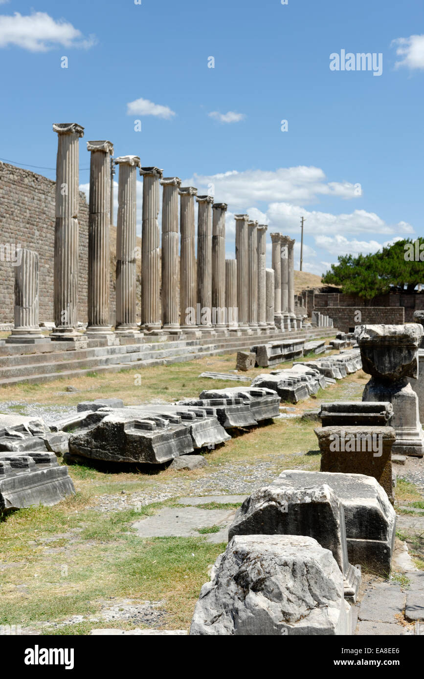 Nördlichen Teil der Säulenhalle (Stoa) das Asklepieion Heiligen Bereich auf drei Seiten umgeben. Pergamon, Bergama, Türkei. Stockfoto