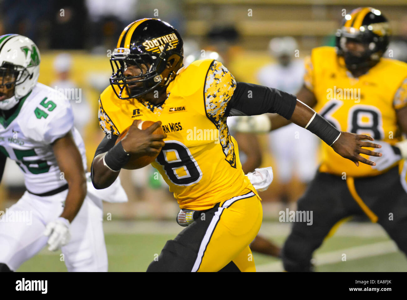 Hattiesburg MS, USA. 8. November 2014. Southern Miss Golden Eagles Runningback Tez Parks (8) läuft für einen Gewinn in der NCAA Football-Spiel zwischen der Southern Miss Golden Eagles und der Marshall donnernde Herde im M.M. Roberts Stadium in Hattiesburg Frau Matt Bush/CSM/Alamy Live News Stockfoto