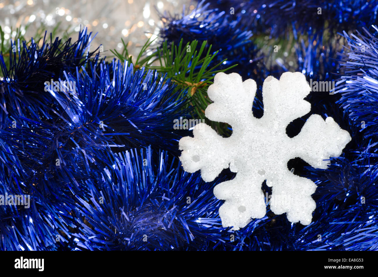 Weihnachts-Dekoration mit weiß glitzernde Schneeflocken Stockfoto