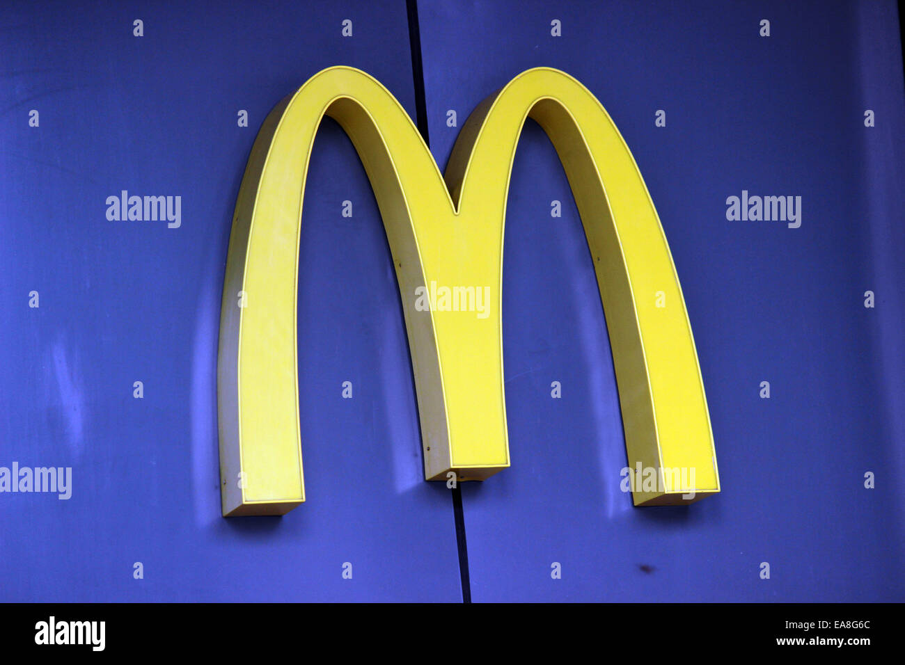 MacDonald, Logo, gelb, blau, Fast-Food in Connaught Place, Neu Delhi, Indien. Stockfoto