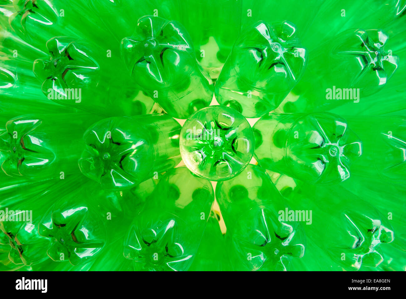 Closeup recycelten grünen Plastikflaschen angeordnet, bilden eine kugelförmige Lampe, präsentieren in einer Ausstellung in Kapstadt, Südafrika Stockfoto