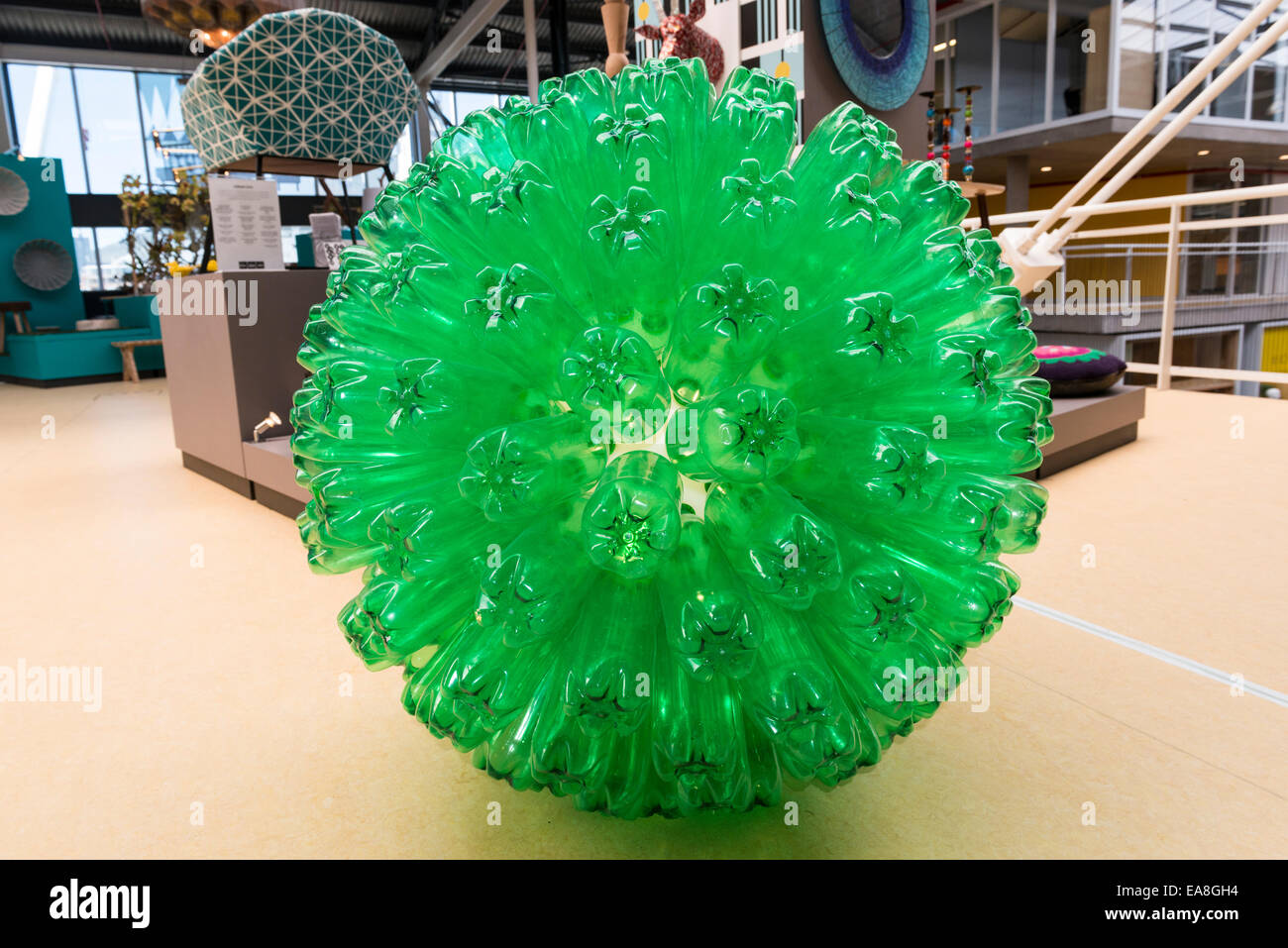 Recycelte grünen Plastikflaschen zu angeordnet eine kugelförmige Lampe, präsentieren in einer Ausstellung in Kapstadt, Südafrika Stockfoto