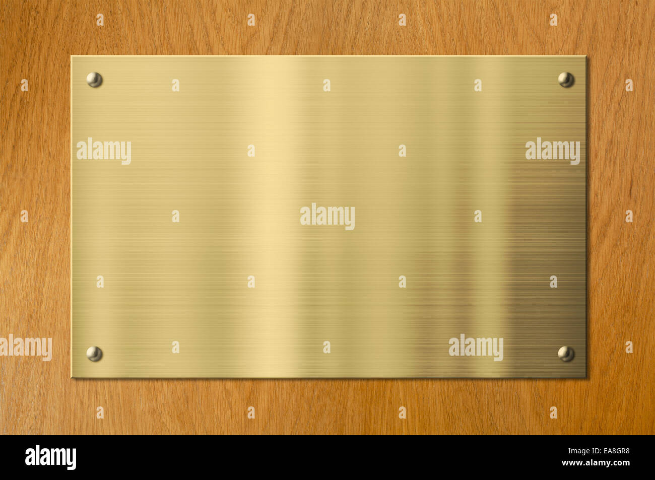 Gold oder Messing Metall Plakette auf Holz Hintergrund Stockfoto