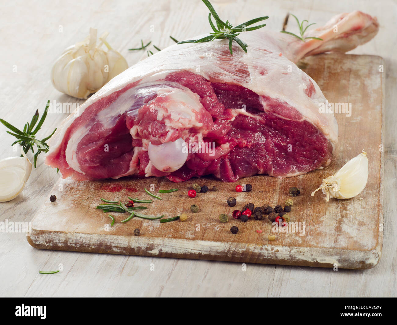 Rohes Lammfleisch Bein auf einem Holztisch. Stockfoto