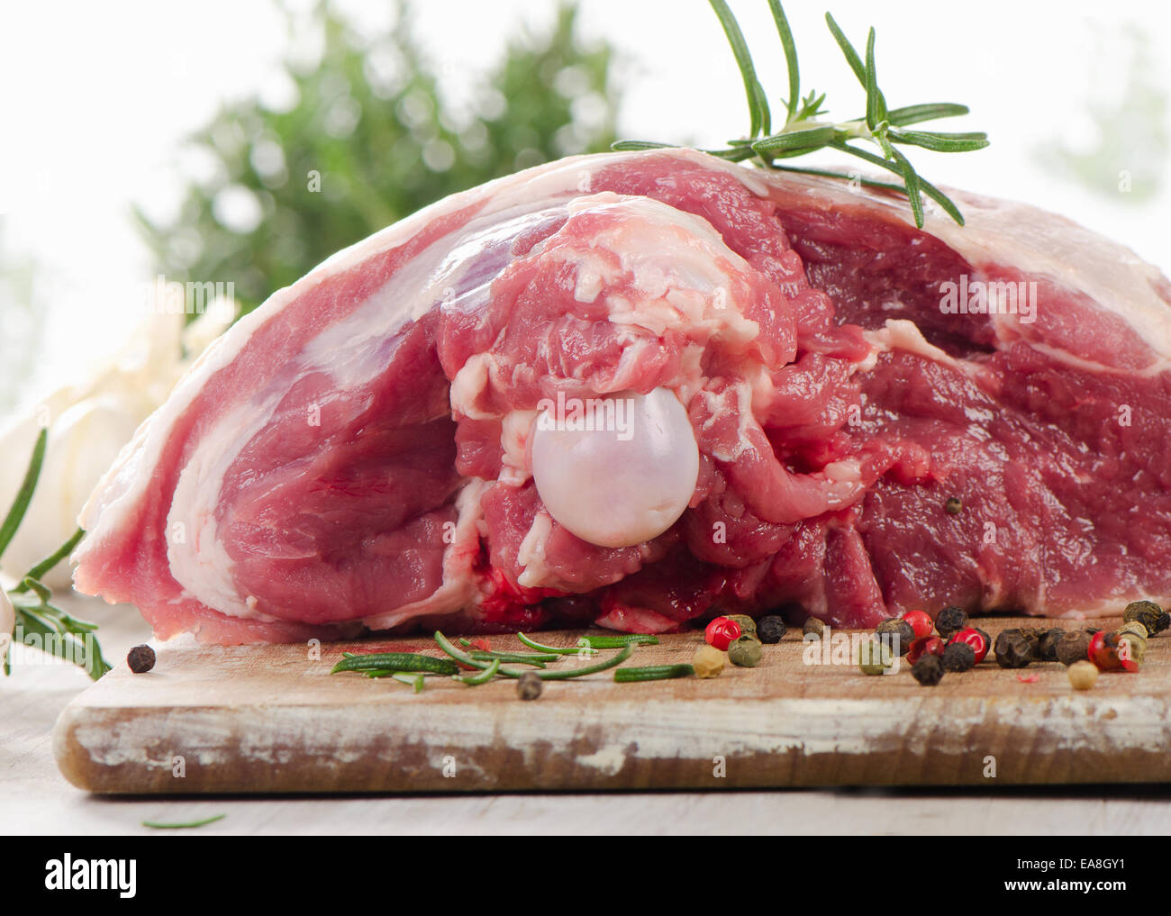 Rohes Lammfleisch Bein auf einem Holztisch. Stockfoto