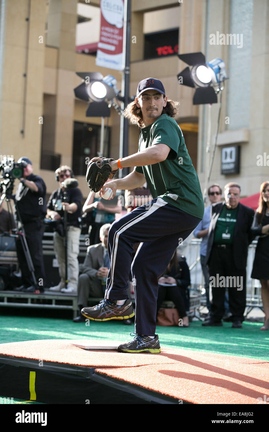 Prominente besuchen Disneys "Millionen-Dollar-Arm" Welt-Premiere im El