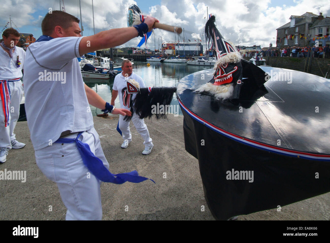 Nahaufnahme von der Oss & Teaser tanzen auf den Hafen Helling in der Nähe von Wasserrand in Padstow am ersten Mai Obby Oss Tag noch Stockfoto