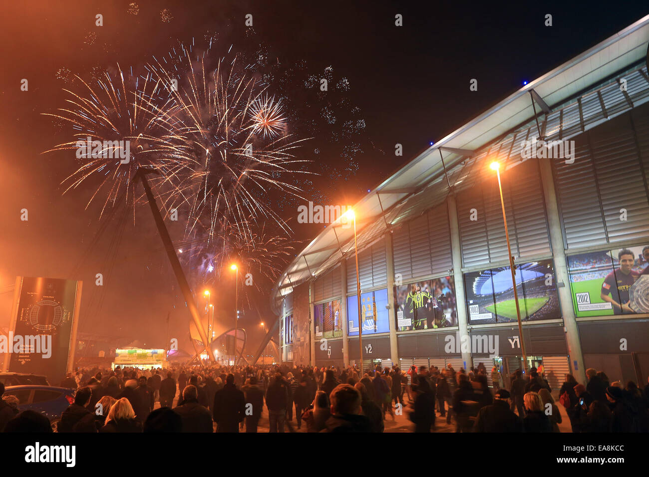 Manchester, UK. 5. November 2014. Fans werden behandelt, um ein Feuerwerk vor Kick-off - Manchester City vs. ZSKA Moskau - UEFA Champions League - Etihad Stadium - Manchester - 11.05.2014 Pic Philip Oldham/Sportimage. © Csm/Alamy Live-Nachrichten Stockfoto