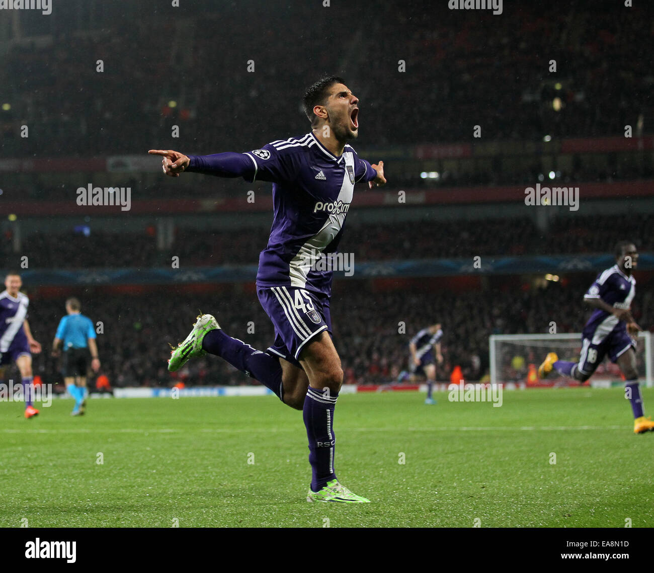 London, UK. 4. November 2014. Anderlecht Aleksandar Mitrovic feiert erzielte seine Seiten dritte Ziel.-Champions League-Gruppe D - Arsenal Vs Anderlecht - Emirates Stadium - London - England 4. November 2014 - Bild David Klein/Sportimage. © Csm/Alamy Live-Nachrichten Stockfoto