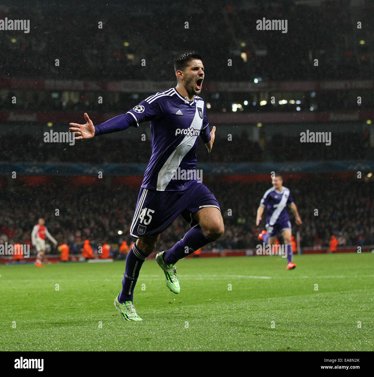 London, UK. 4. November 2014. Anderlecht Aleksandar Mitrovic feiert erzielte seine Seiten dritte Ziel.-Champions League-Gruppe D - Arsenal Vs Anderlecht - Emirates Stadium - London - England 4. November 2014 - Bild David Klein/Sportimage. © Csm/Alamy Live-Nachrichten Stockfoto