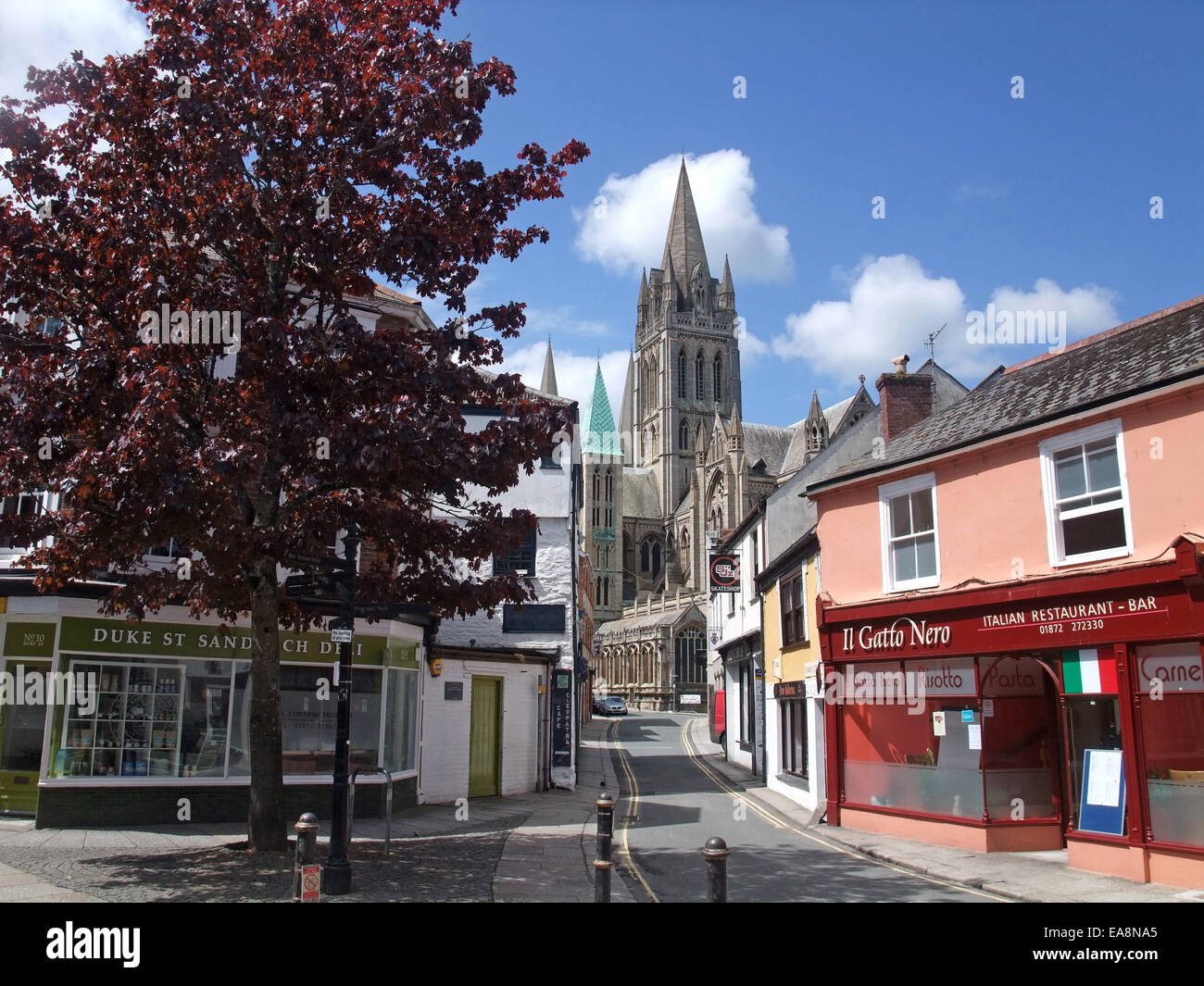 Zeigen Sie nach unten Quay Street vorbei Il Gatto Nero italienisches Restaurant & Bar SJZ Skateshop Duke Street Sandwich Deli & Cleopatra Cafe, Tr an Stockfoto