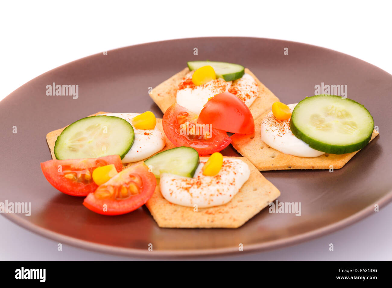 Snacks mit Gemüse und Käse Sahne auf braune Teller. Stockfoto
