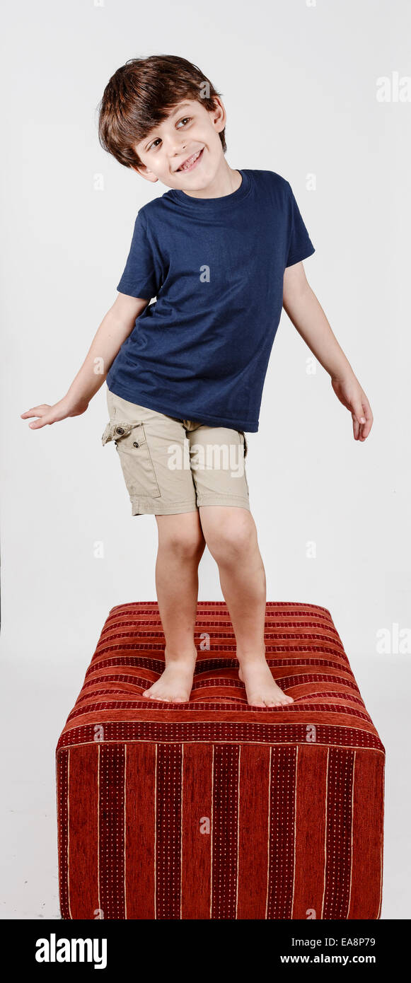 Junge von sechs entspannt drinnen Modell veröffentlicht Stockfoto