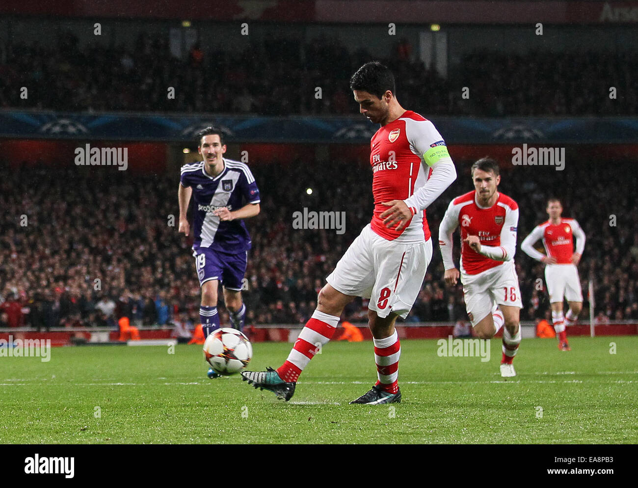 London, UK. 4. November 2014. Arsenals Mikel Arteta erzielte seine Seiten öffnen Ziel.-Champions League-Gruppe D - Arsenal Vs Anderlecht - Emirates Stadium - London - England 4. November 2014 - Bild David Klein/Sportimage. © Csm/Alamy Live-Nachrichten Stockfoto